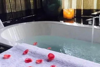 天津河东水疗池中的失重冥想：当身体学会漂浮